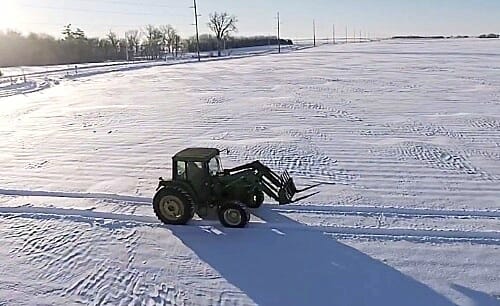 Traktor i snön