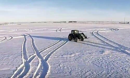 Traktor i snön