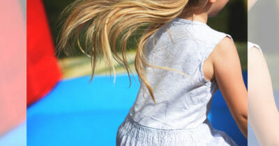 Flicka hoppar studsmatta