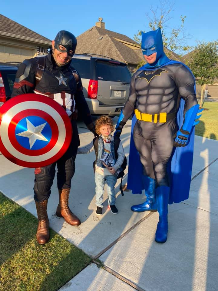 "Superhjältar" följer mobbad pojke till skolan.