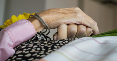 Äldre dam dödsbädd