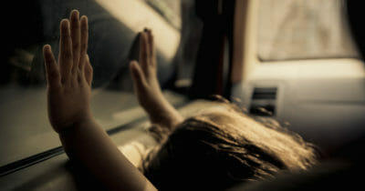 flicka lämnas på buss