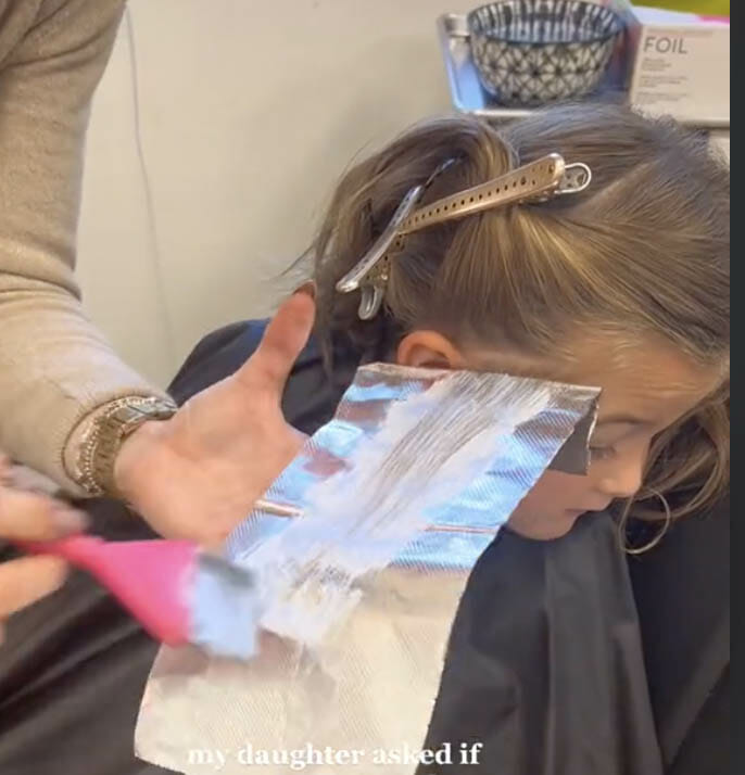 femåring får håret blekt