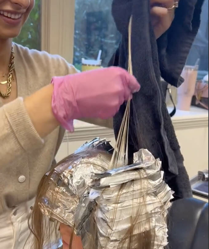 femåring får håret blekt